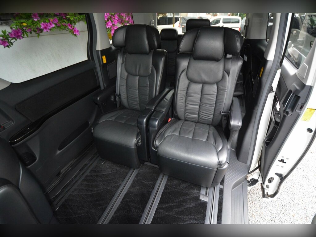 Toyota Vellfire 2.4 Auto White #30