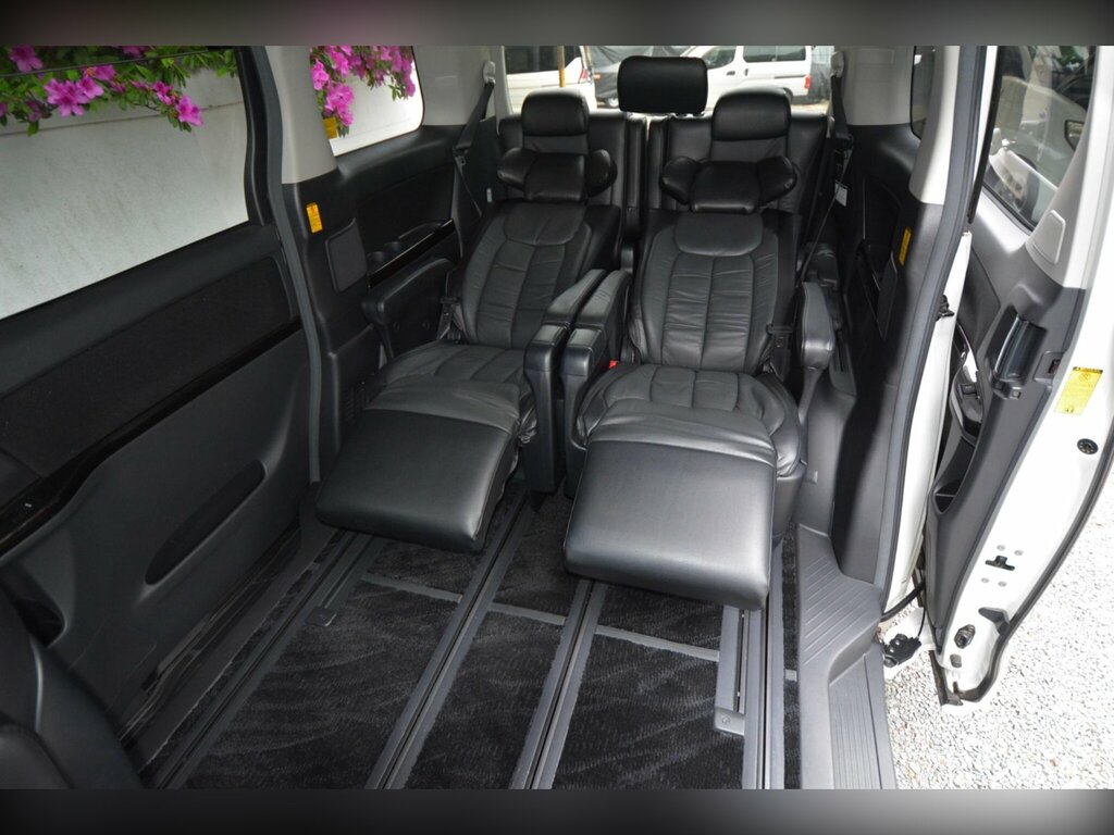 Toyota Vellfire 2.4 Auto White #32