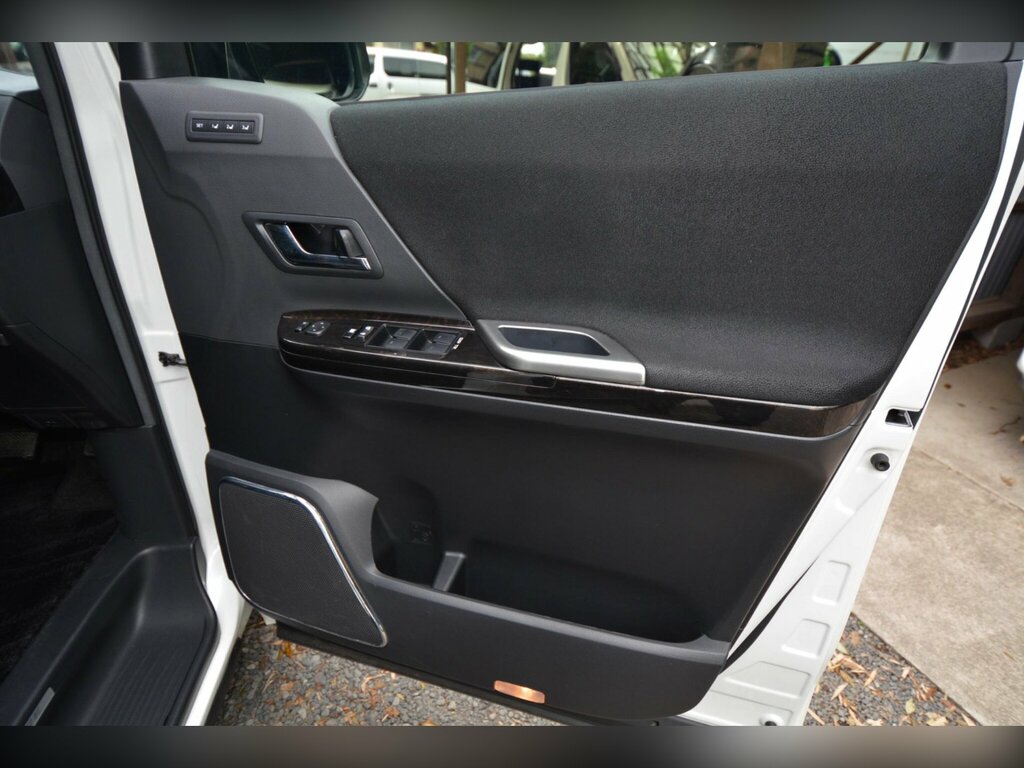 Toyota Vellfire 2.4 Auto White #19