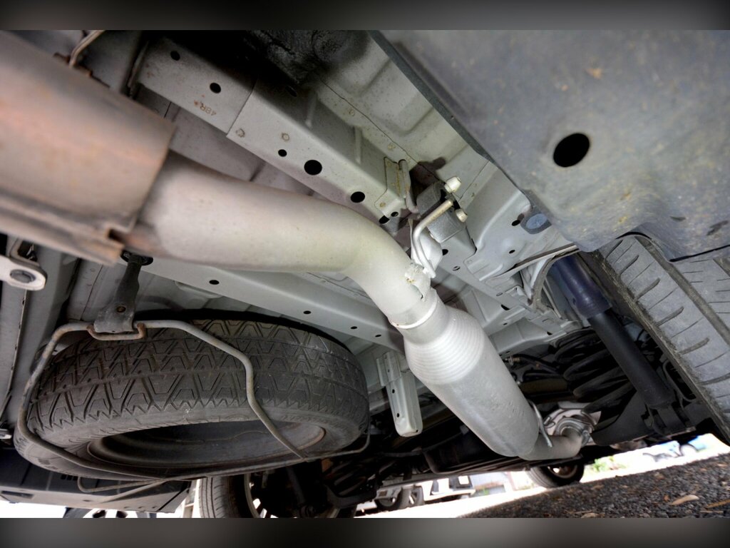 Toyota Vellfire 2.4 Auto White #60