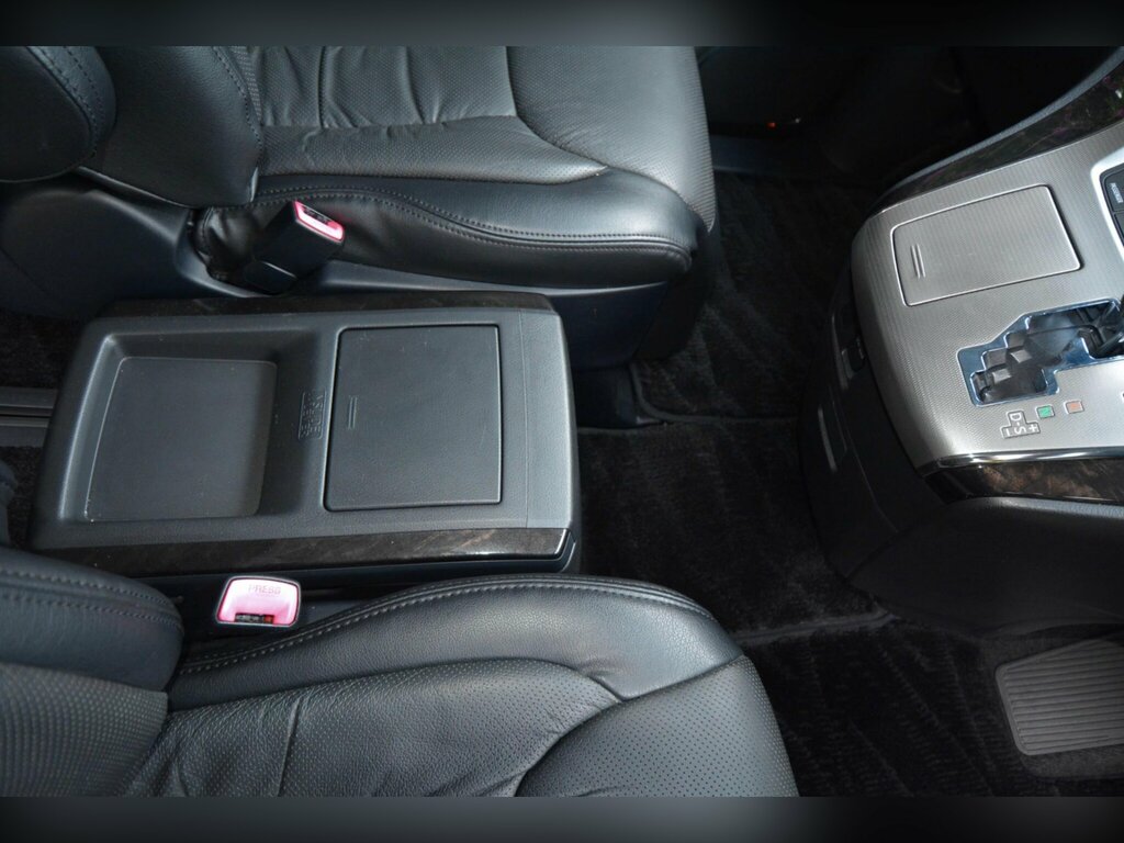 Toyota Vellfire 2.4 Auto White #51