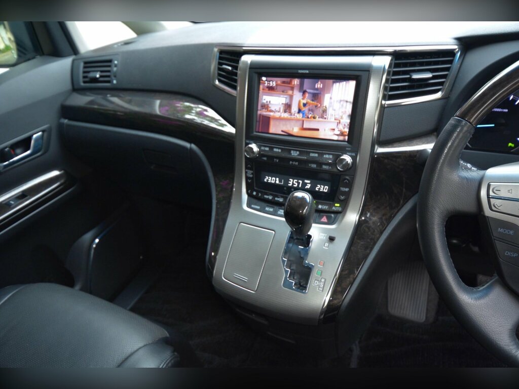 Toyota Vellfire 2.4 Auto White #50
