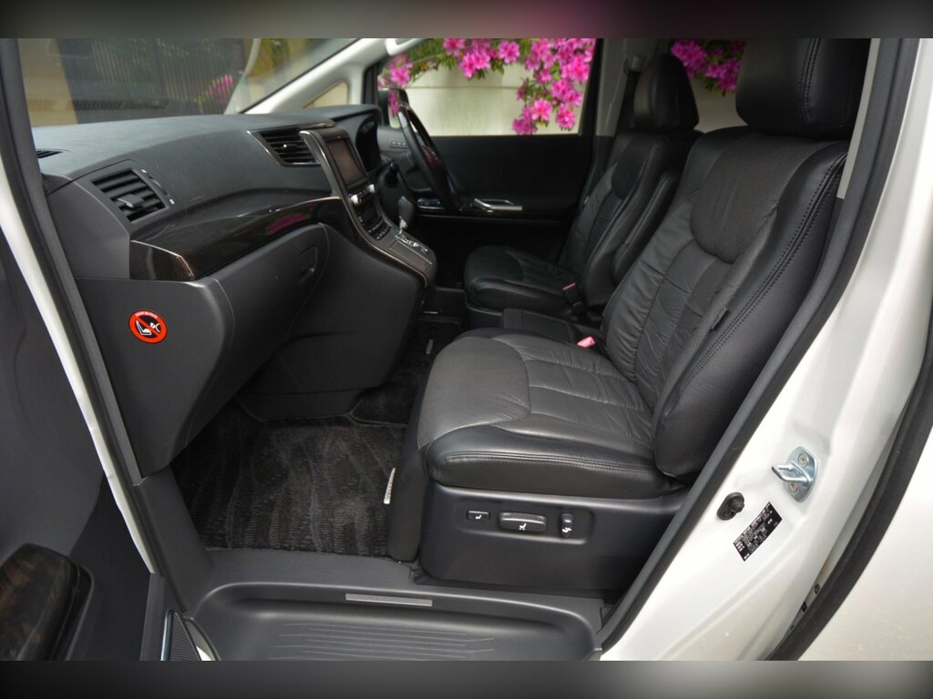 Toyota Vellfire 2.4 Auto White #25