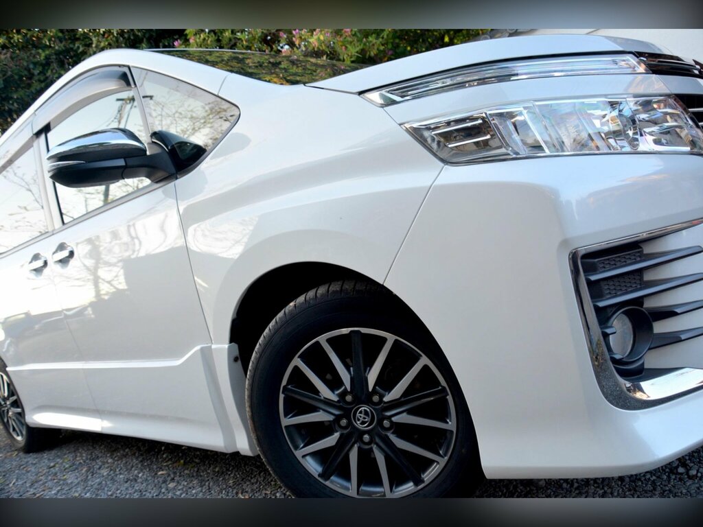 Toyota Voxy 2.0 Zs Kiramaki Edition - Eight Seater #4