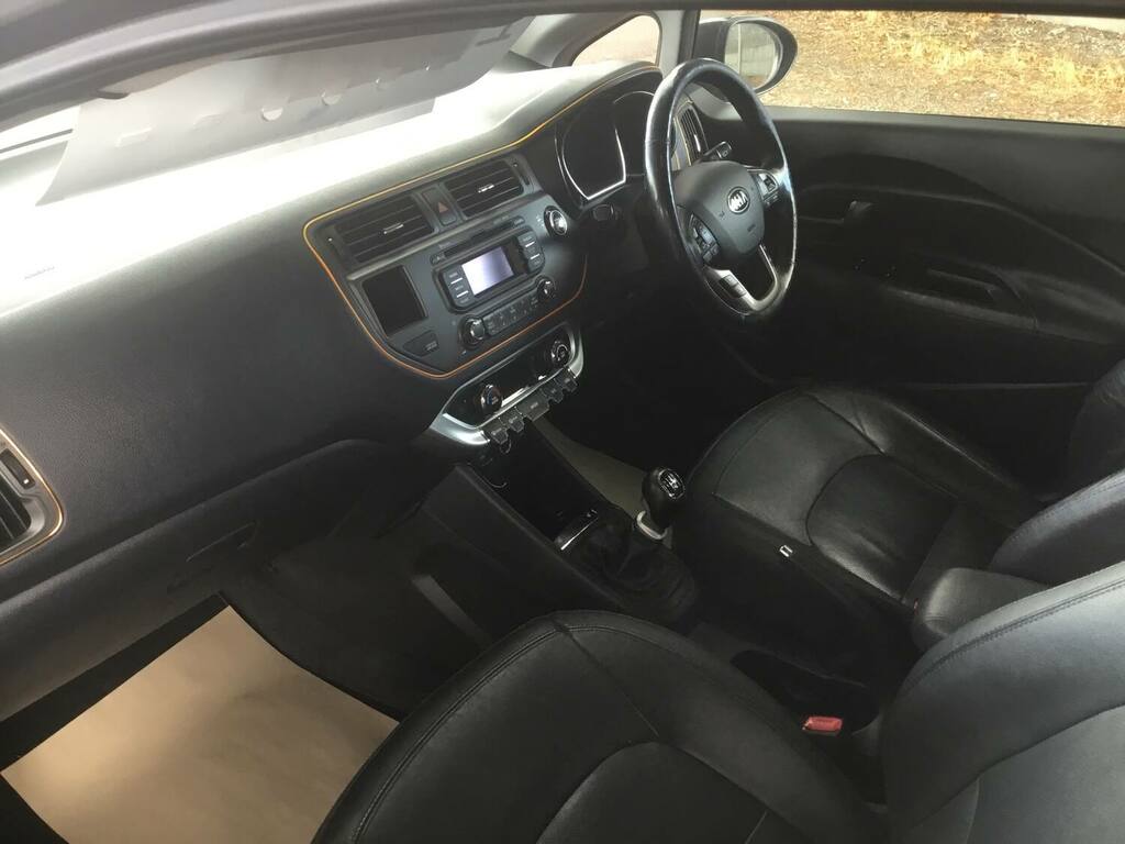 Kia RIO Hatchback White #7