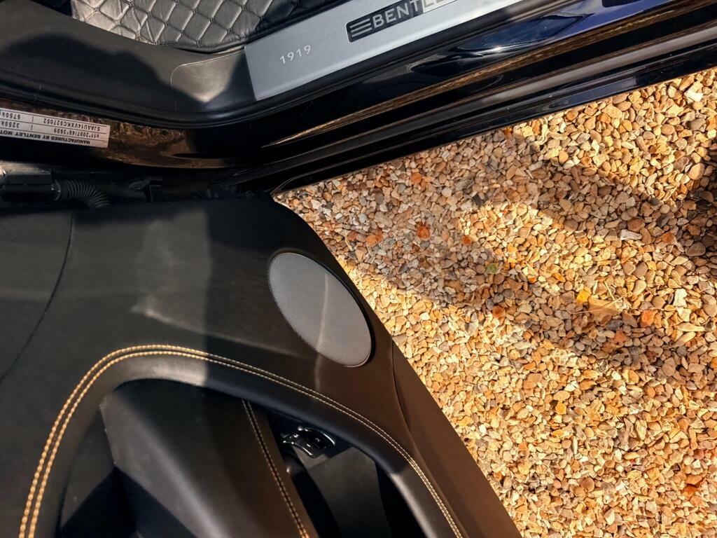 Bentley Bentayga V8 Black #68