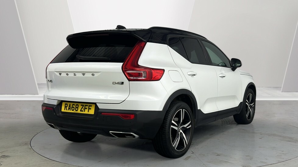 Volvo XC40 D4 Awd R-design RA68ZFF White #2