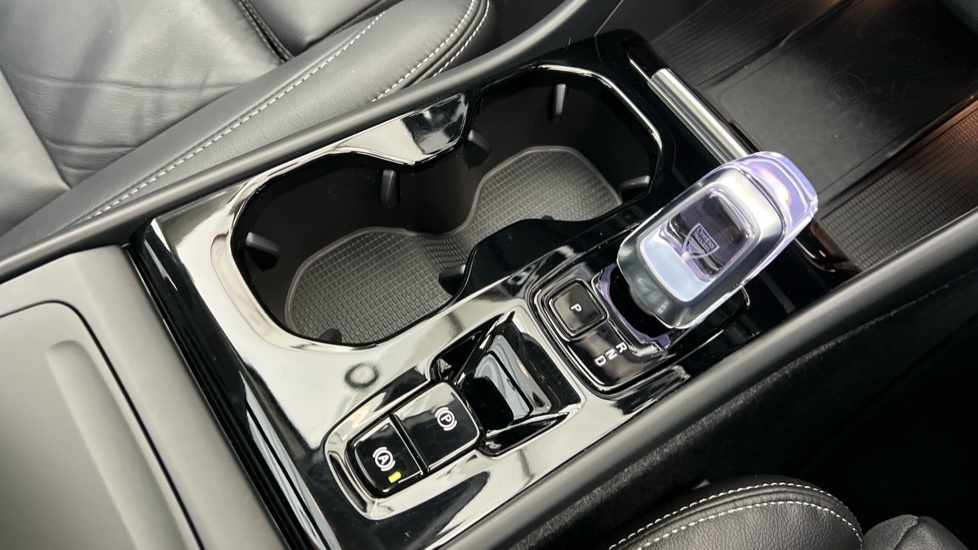 Volvo XC40 Core Black #25