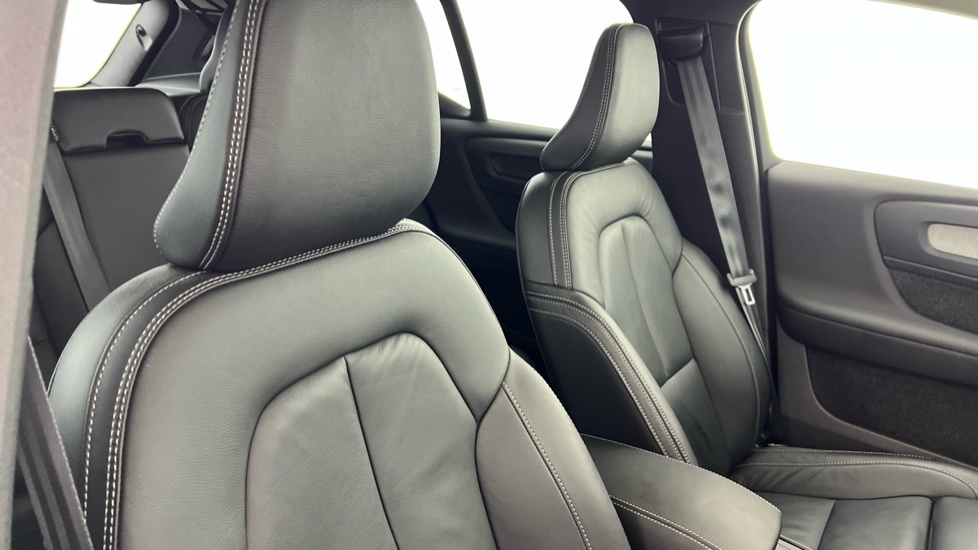 Volvo XC40 Core Black #38