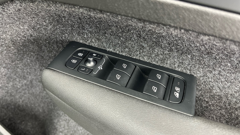 Volvo XC40 Core Black #24