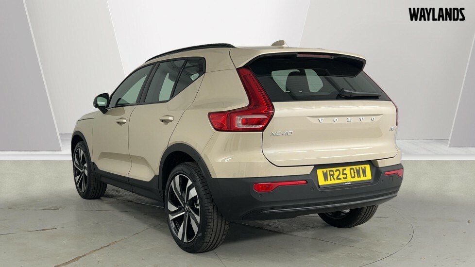 Volvo XC40 Plus, B3 Mild Hybrid, Dark  #2