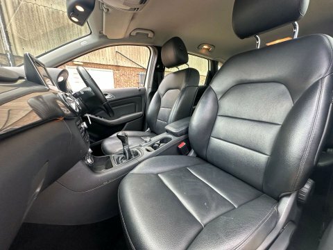 Mercedes-Benz B Class Hatchback Blue #20