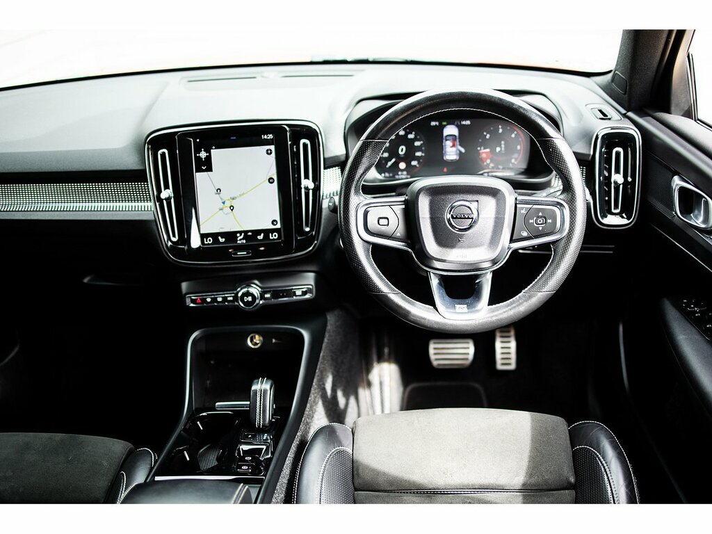 Volvo XC40 D4 R-design OU68GTF Red #2