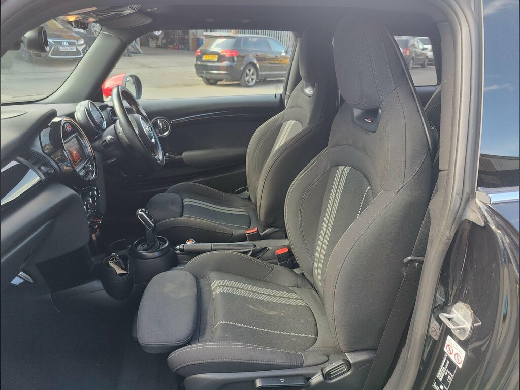 Mini Hatch 1.5 Cooper II White #35