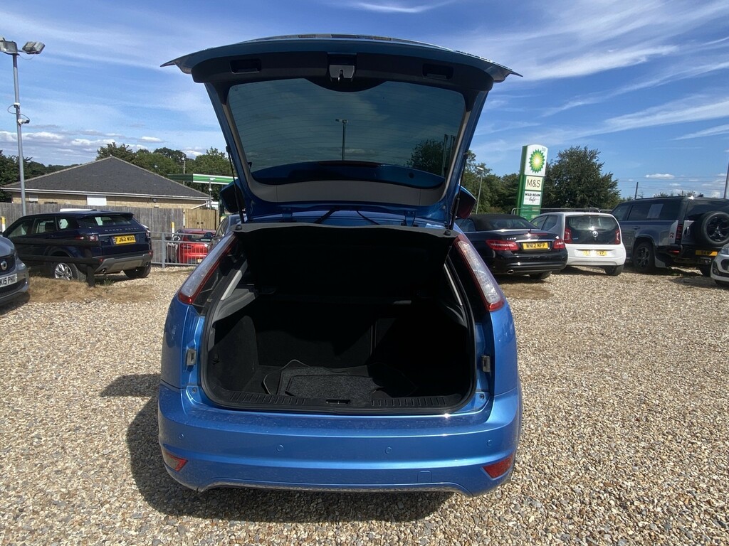 Ford Focus Hatchback 1.6 Titanium 200858 Red #13