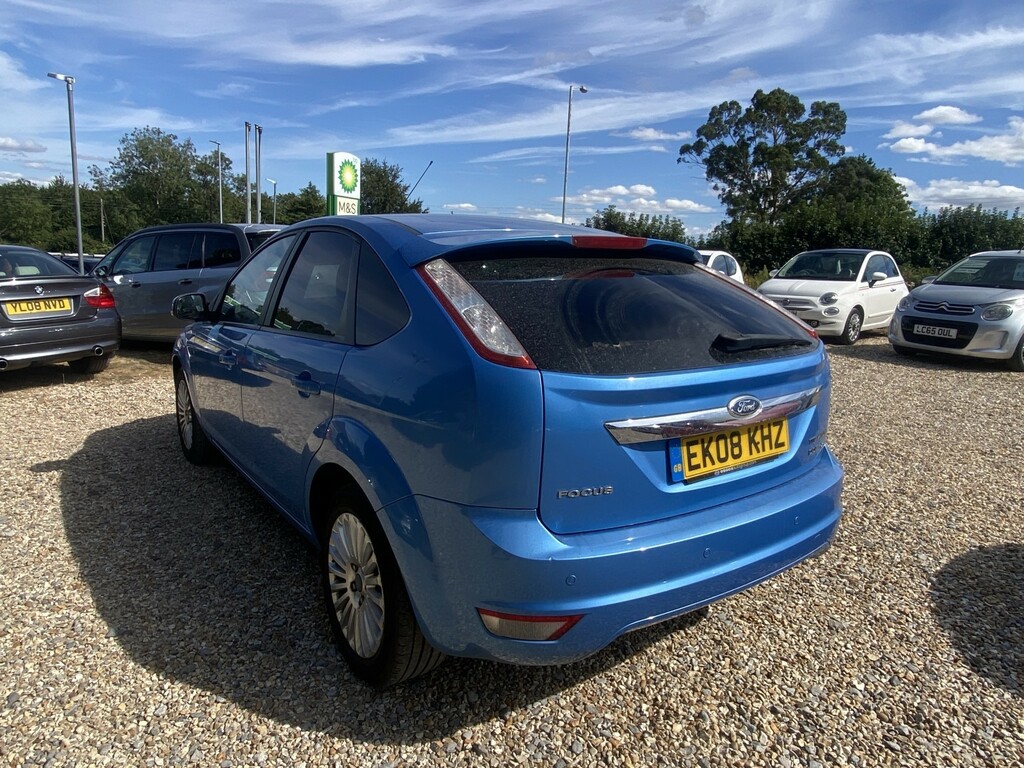 Ford Focus Hatchback 1.6 Titanium 200858 Red #16