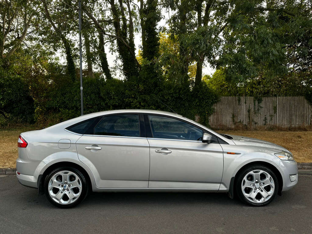 Ford Mondeo Hatchback Blue #9