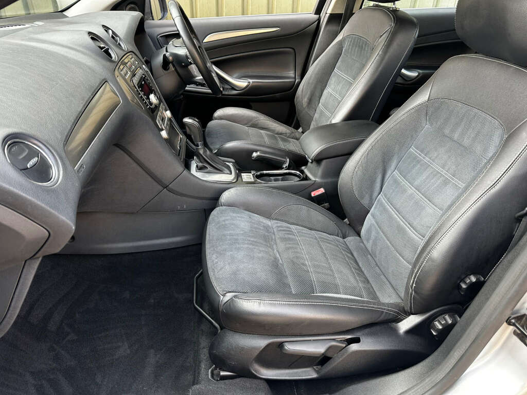 Ford Mondeo Hatchback Blue #18