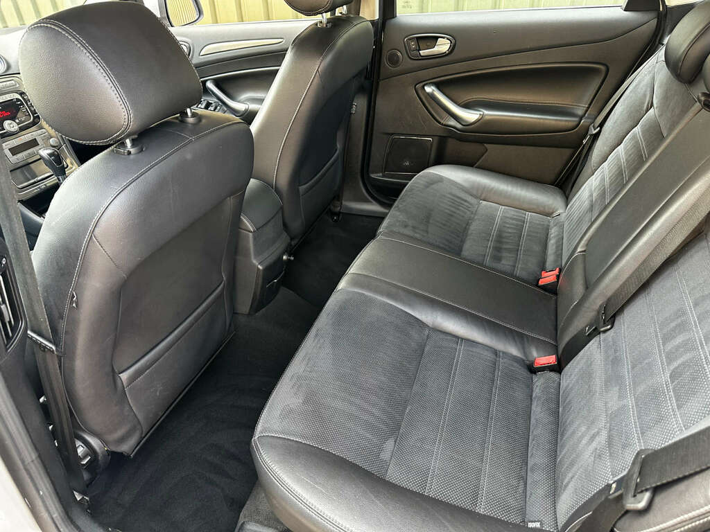 Ford Mondeo Hatchback Blue #19