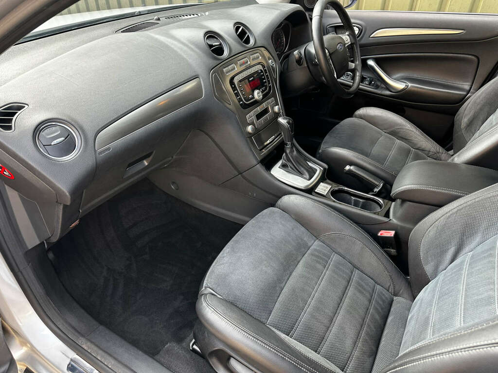 Ford Mondeo Hatchback Blue #12