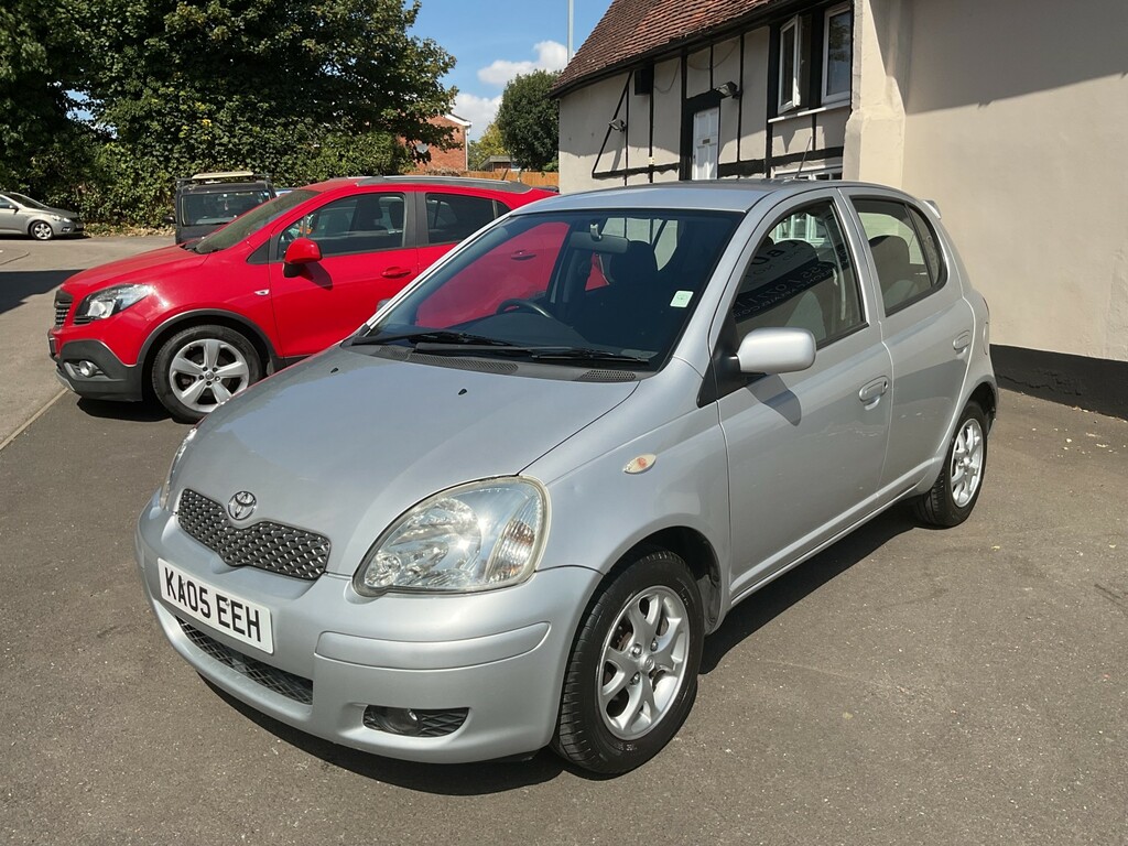Toyota Yaris Hatchback Red #3