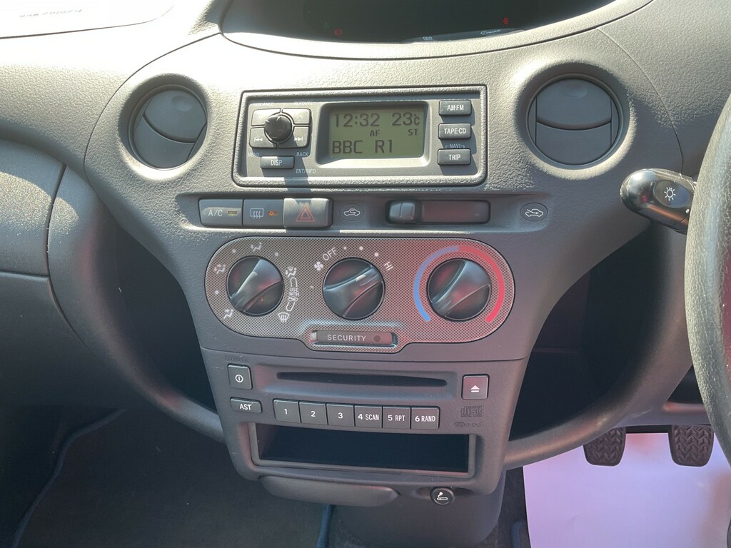 Toyota Yaris Hatchback Red #8