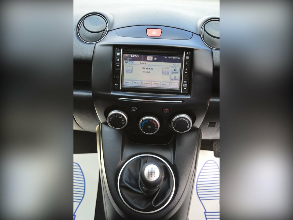 Mazda 2 1.3 Venture Hatchback Euro 5 84 White #6