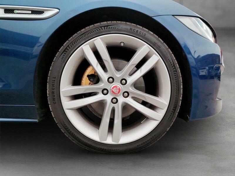Jaguar XE Prestige Black #11