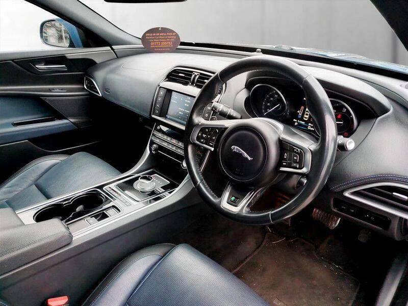 Jaguar XE Prestige Black #13