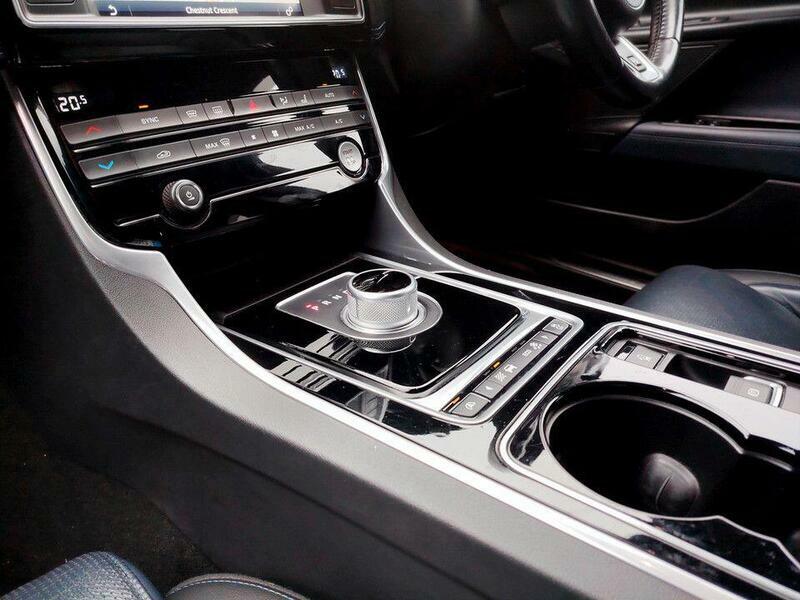 Jaguar XE Prestige Black #19