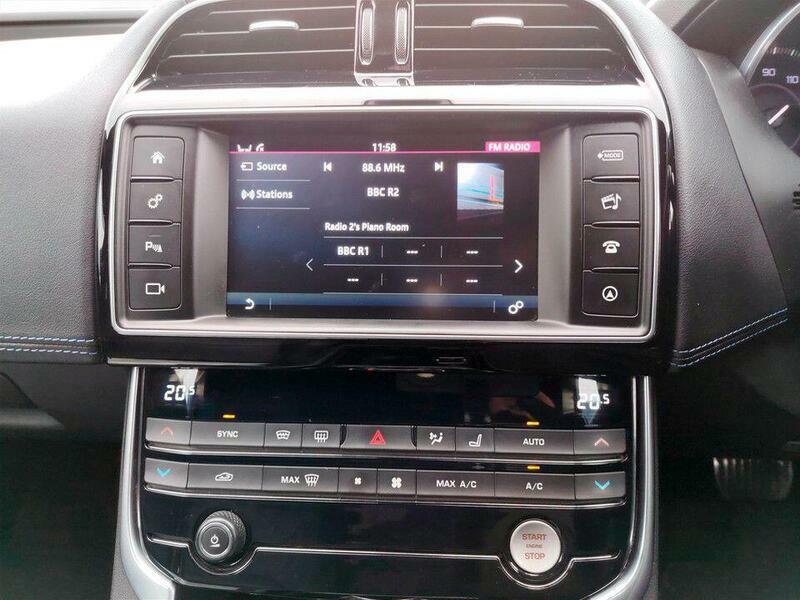 Jaguar XE Prestige Black #14