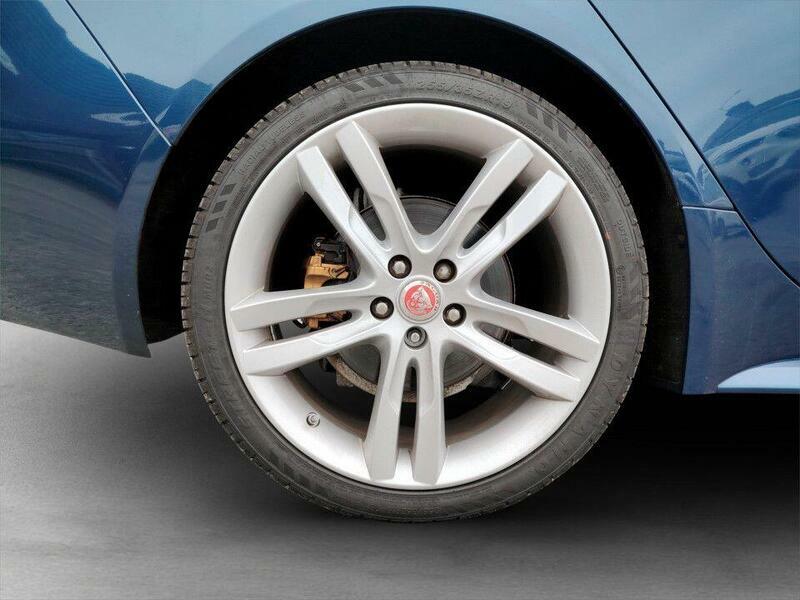 Jaguar XE Prestige Black #10