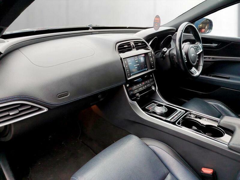 Jaguar XE Prestige Black #12