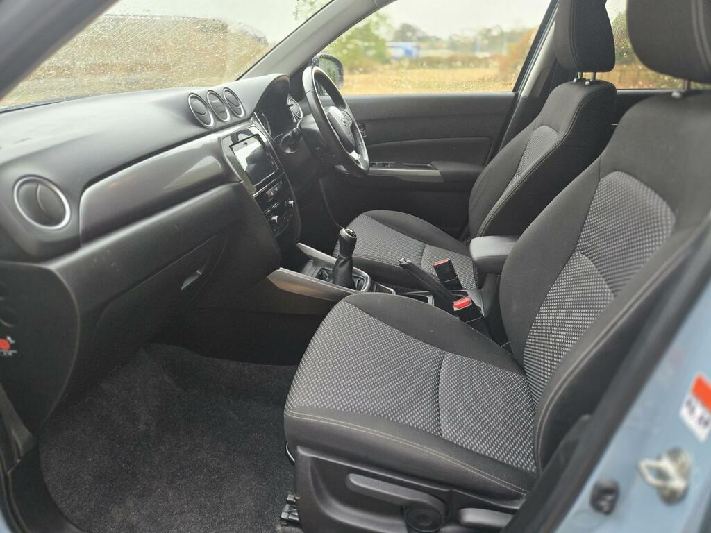 Suzuki Vitara Hatchback White #18