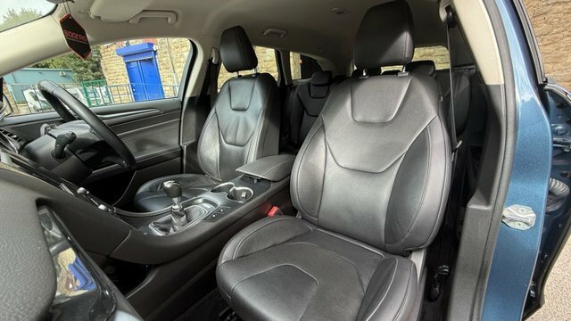 Ford Mondeo Mondeo Titanium Edition Hev Red #17