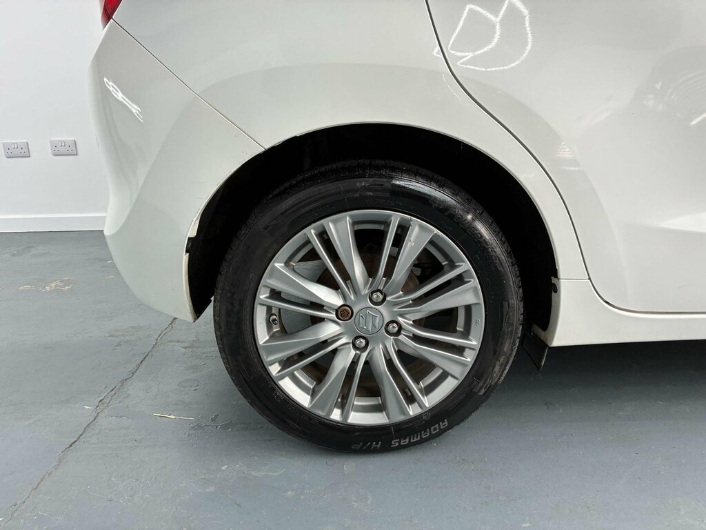Suzuki Baleno White #14