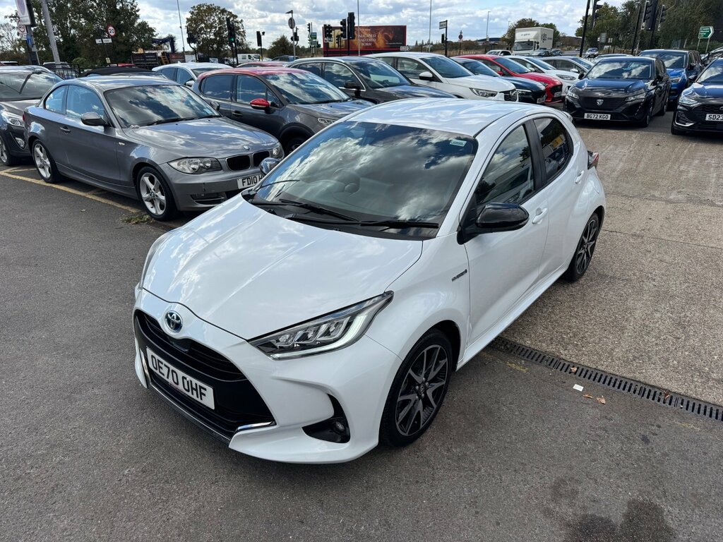 Toyota Yaris 1.5 Vvt-h Dynamic Hatchback Hybrid E-cv White