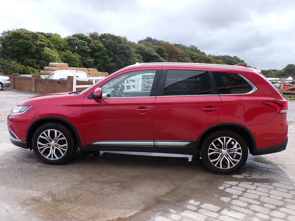 Mitsubishi Outlander Di-d 3 Red #5
