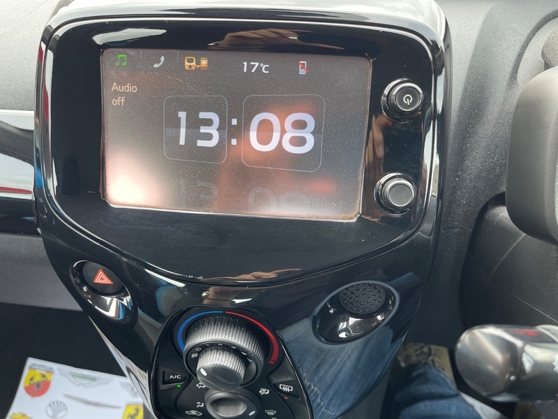 Toyota Aygo Hatchback White #24