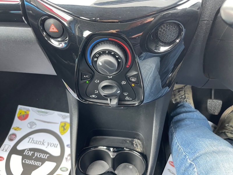 Toyota Aygo Hatchback White #25