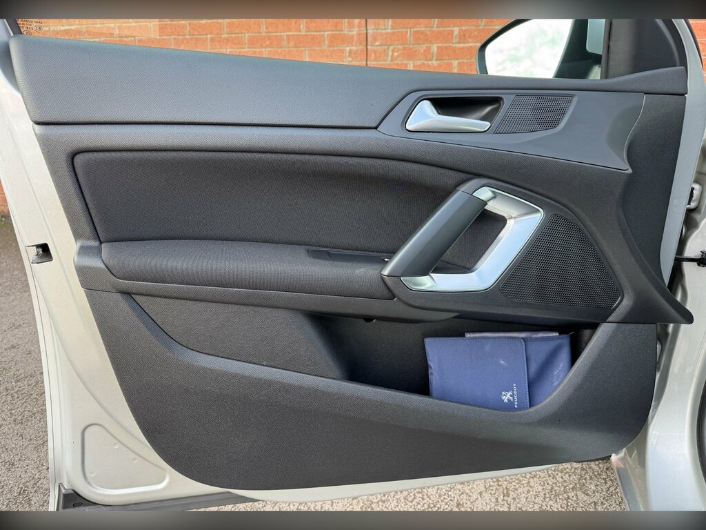 Peugeot 308 Puretech Active White #31