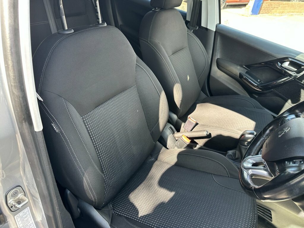 Peugeot 208 Active Silver #21