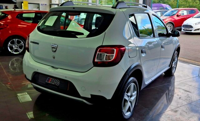 Dacia Sandero Stepway 2016 0.9 Tce Laureate Hatchback White #4
