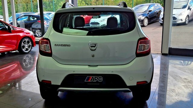 Dacia Sandero Stepway 2016 0.9 Tce Laureate Hatchback White #3