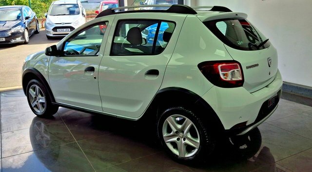 Dacia Sandero Stepway 2016 0.9 Tce Laureate Hatchback White #2
