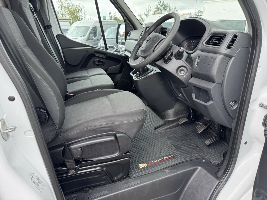 Nissan InterStar Acenta White #14