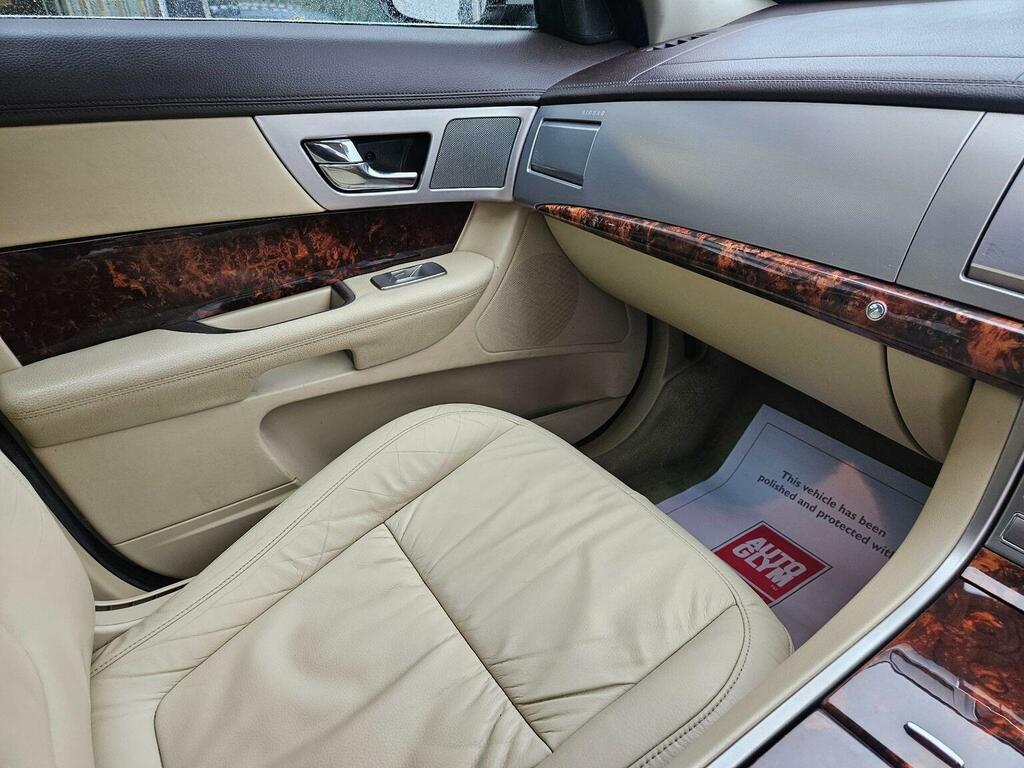 Jaguar XF Black #19