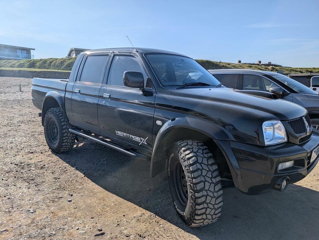 Mitsubishi L200 Trojan Black #6