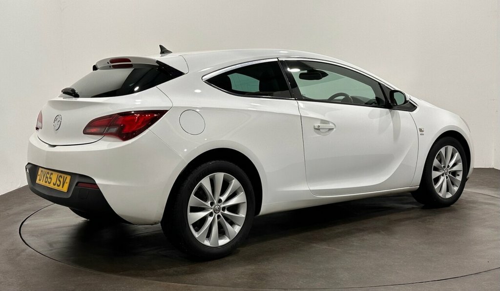 Vauxhall Astra GTC Coupe White #4