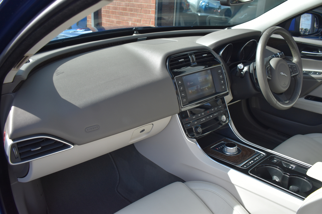 Jaguar XE Saloon R Red #25